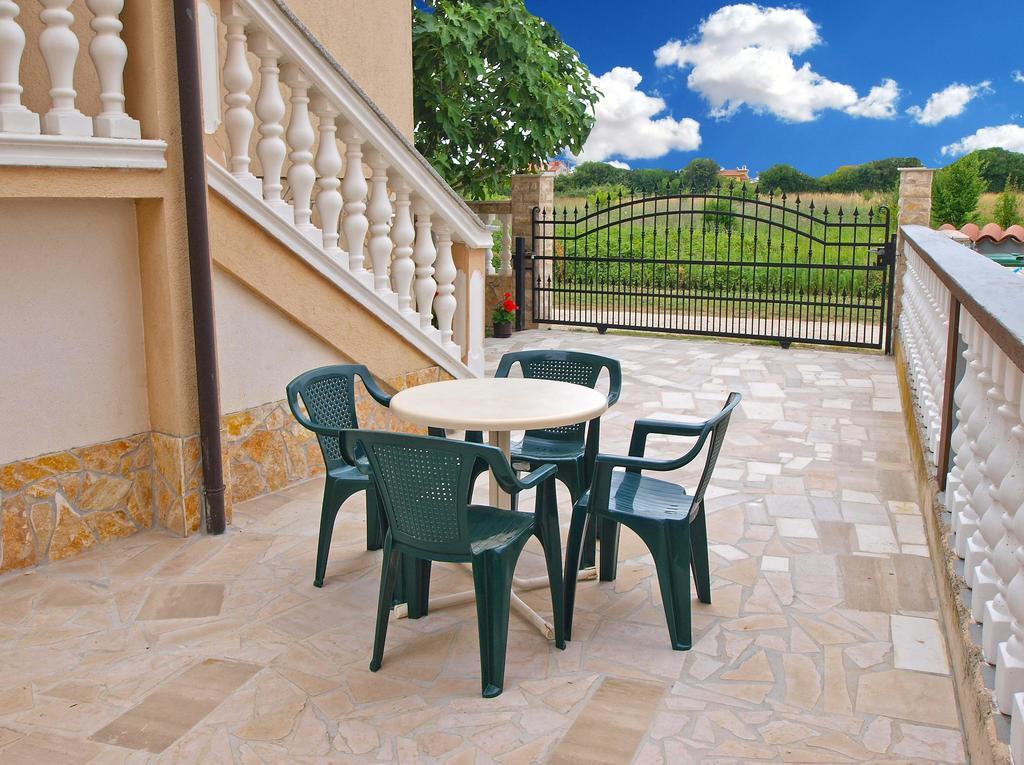 Apartments Durda 1390 Штиньян Экстерьер фото